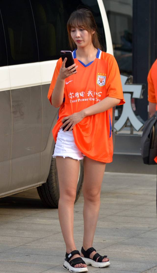 高清:美女球迷观战榜首大战 鼓掌动作让人陶醉