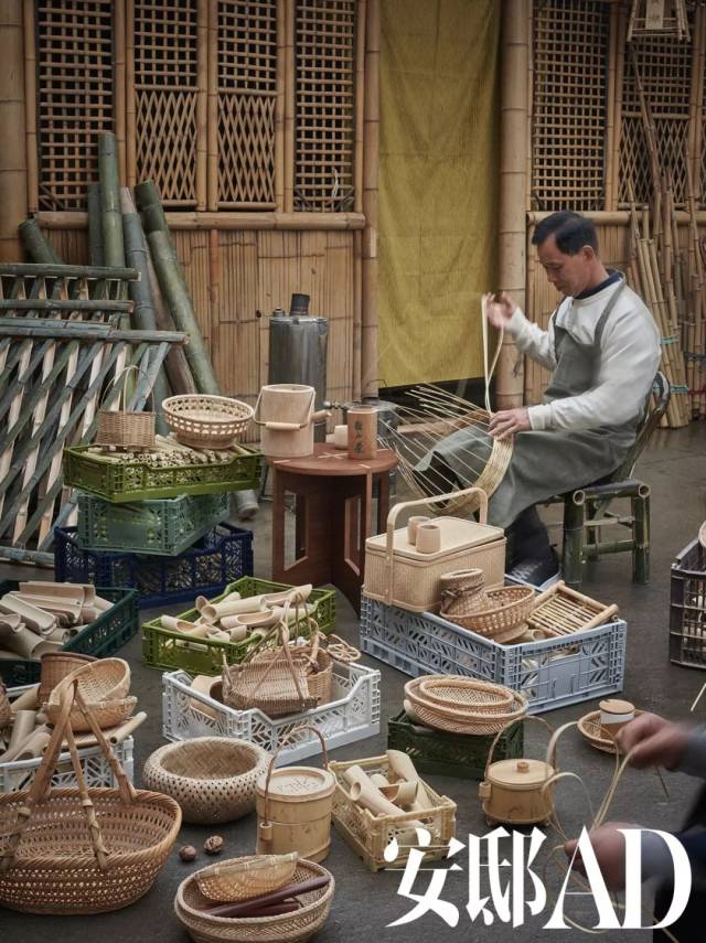 村民手工艺匠人俞师傅正在自家作坊前编织竹篮,身前的种种日用竹编
