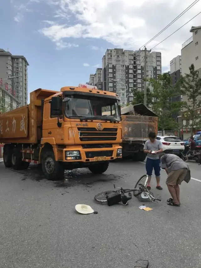 汉中疯狂渣土车,又出事故!