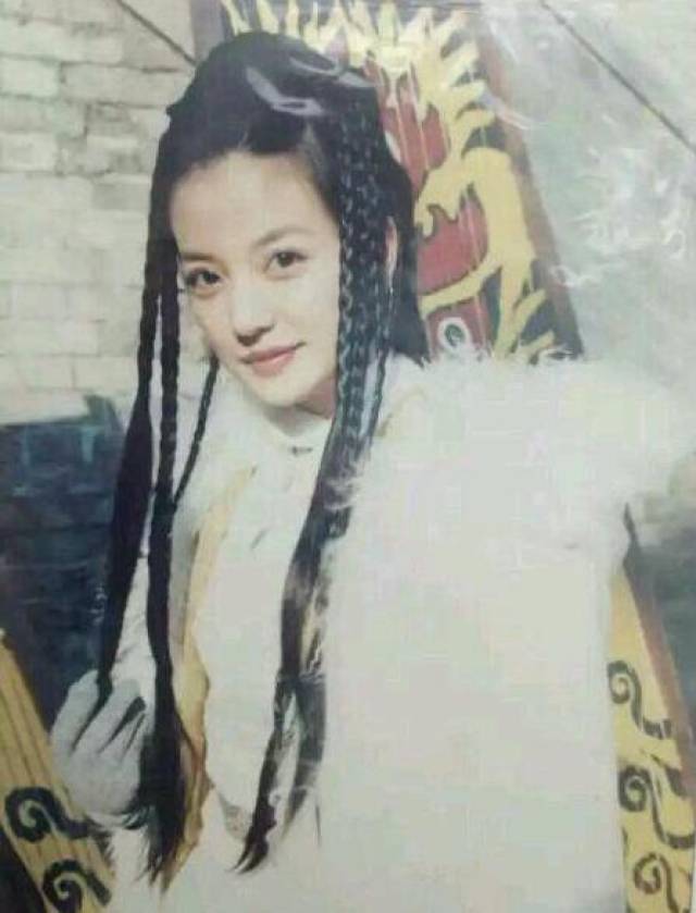 看赵薇学生时代的照片,再看现在的赵薇,网友:黄晓明眼光真毒辣