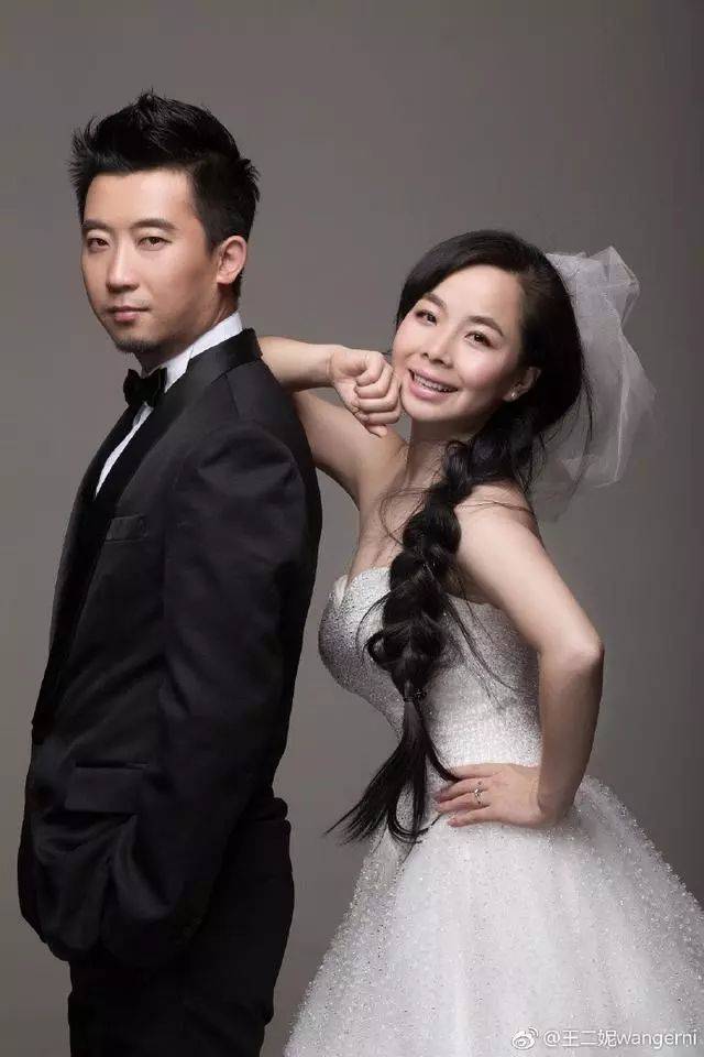 成名后的王二妮还与相恋多年的男友李飞,也就是王二妮的经纪人结婚了