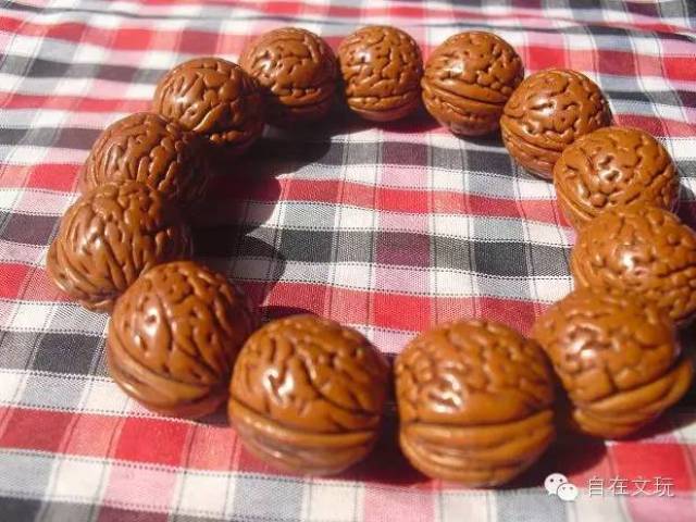 截取桃树上的枝杈,毋需加工,就是现成的镇鬼物。《庄子》上 说,在家门口插上挑枝,儿童进门不害怕,鬼却因此生畏却步。此外,古人还用桃枝洗澡,以为可避邪气。佛道之仕,把它饥串成手珠,佛珠以方便打座入定时,空间能净化。 桃弓 又名桃弧,用桃木制成弓形厌胜物,和棘制的箭形厌胜物配套使用。《左传昭公四年》记有桃弧棘矢,以除其灾的仪式灾之含义,似比鬼的概念还要宽泛些。现时布些地方亦有挂弓箭在大门口之风俗习惯。 桃前 用桃木棍和禾穗复合制成的法宝,状如答帚。《左传》、《礼记》和《周礼》等书上,均有用桃前拔