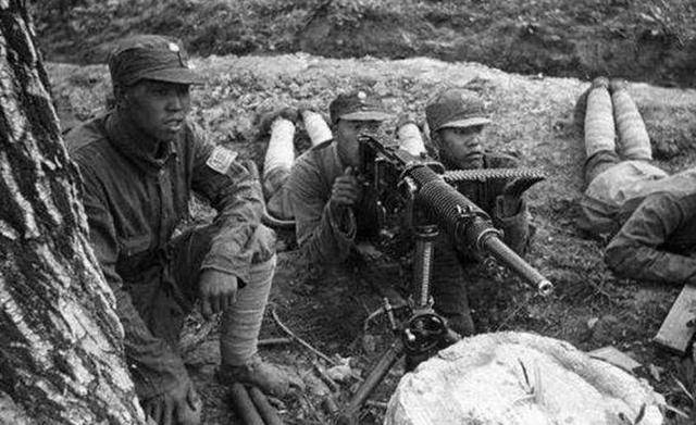 日本方面的步兵武器自然耳熟能详,主要有友坂三八式步枪,九九式步枪