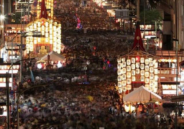 日本京都只园祭前夜预热 3.5万人顶酷暑赏夏夜盛景