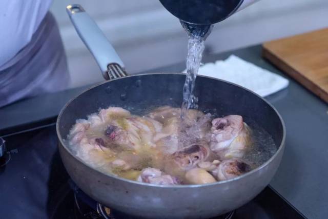 在锅中加入适量的水煨煮鸡肉. 【6】炖煮 将鸡肉和汤汁