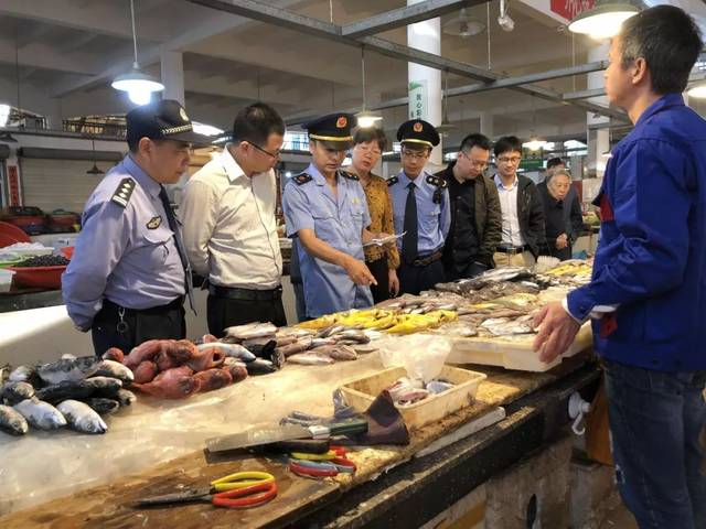 凌晨突击 持续高压,县网页游戏私服推荐市场监管局紧抓“一打三整治”不放松