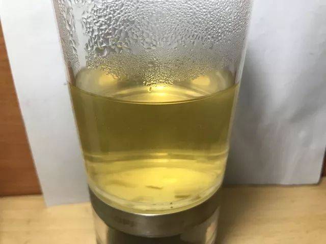 可以清晰地看到绿茶茶汤由原先的 嫩绿色变为了浑浊的 暗黄色,滋味也