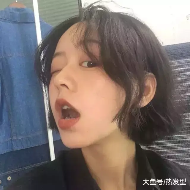 八字刘海,偏分现在也成为了外翘短发的最佳搭配,成为了不消短刘海也能
