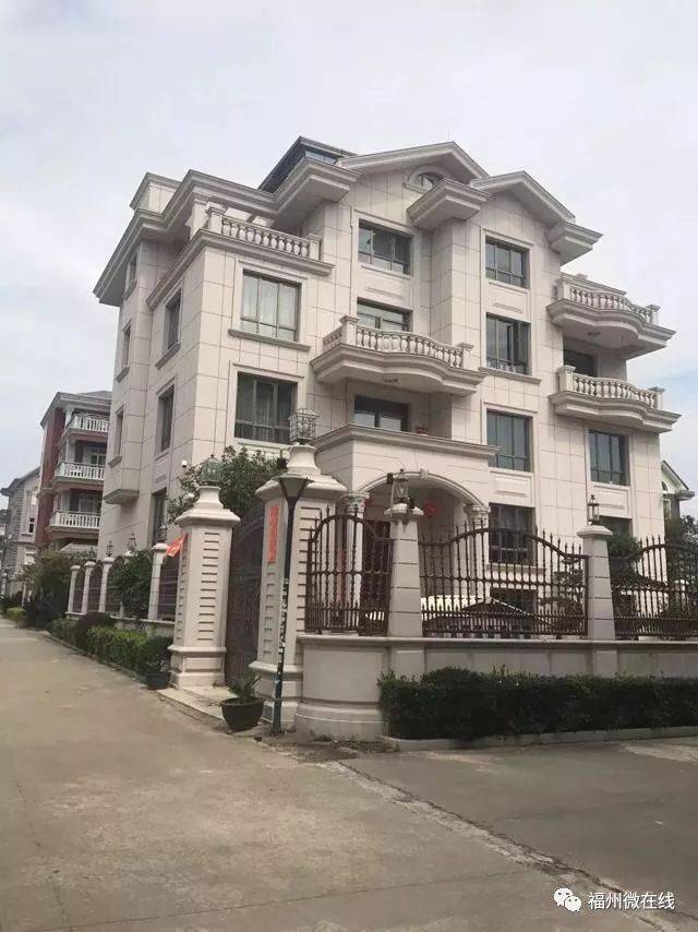 福清当地确实有很多自建别墅豪宅, 今天这些也出自福清, 豪的不要不