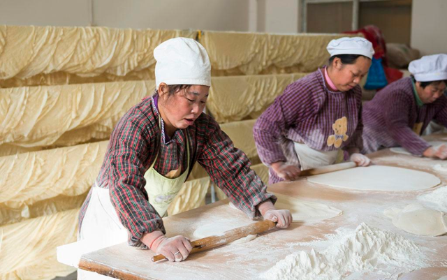 卖了30年手擀面的大妈,从和面擀面到煮面,教你做最好吃手擀面