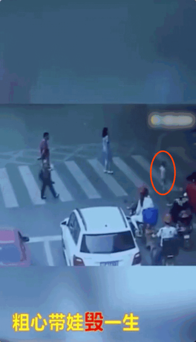 这位妈妈没能拉住自己的孩子, 孩子往车流里跑去, 滚到了一辆小货车
