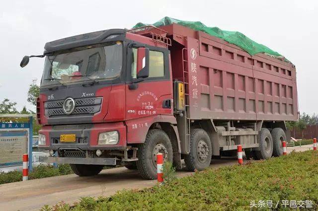 加大路面管控力度,形成整治高压态势,严厉查处渣土车,工程车等重点