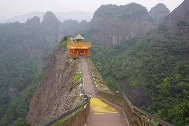 雄奇险幽的八角寨,为丹霞地貌风景区,被专家誉为"丹霞之魂".