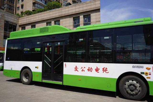 目前,全新购置的40台纯电动公交车日前已全部到位,将在5路,7路,10路