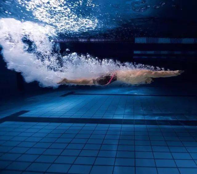 游泳呼吸与累和不累间的关系
