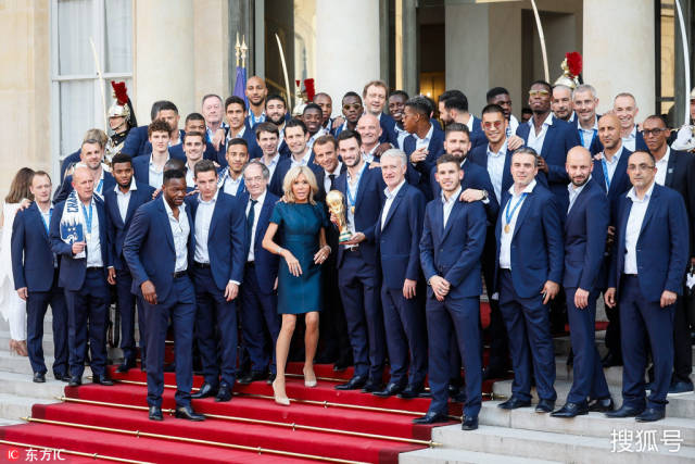 世界杯冠军法国队凯旋 马克龙接见与队员捧杯欢庆