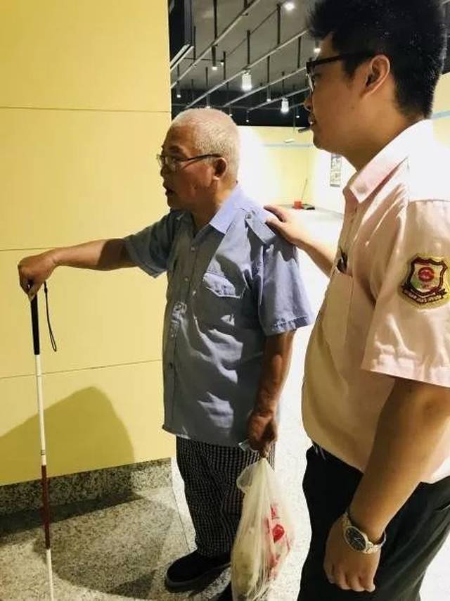 沈缤全程搀扶着老人,引导老人前去乘坐无障碍电梯,告诉他实时地形,并