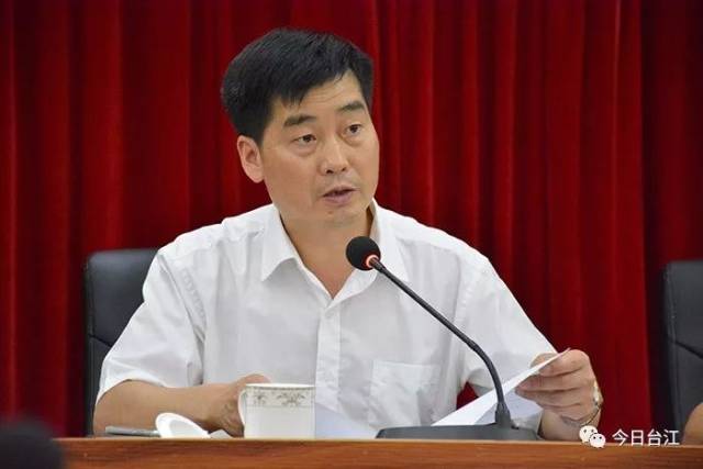 县委常委,县委组织部长李文书围绕中央政治局会议关于发现培养选拔