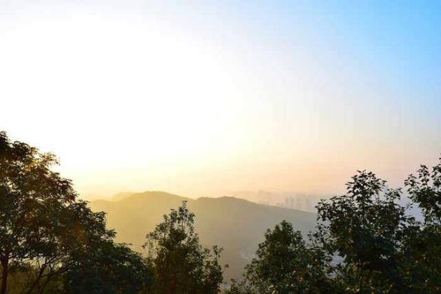 在岳麓山看的日暮西山,光很温暖.