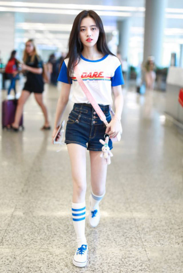 鞠婧祎机场扮可爱，牛仔短裤这么紧还硬塞进去短袖，网友:太瘦啦