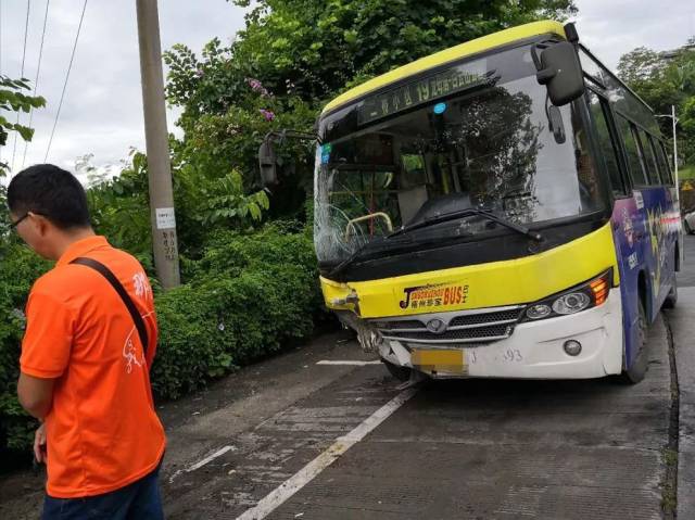 事发梧州白云山,19路公交车撞向路边的小车,车上有乘客受伤.