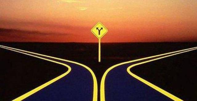 选择就像是人位于一个岔路口,走哪条路都要靠他自己决定,命运不是