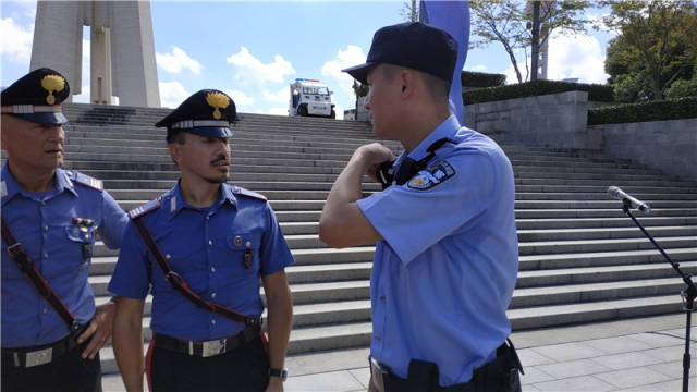 【图集】上海外滩惊现意大利警察 中意警方第二次在华联合巡逻启动