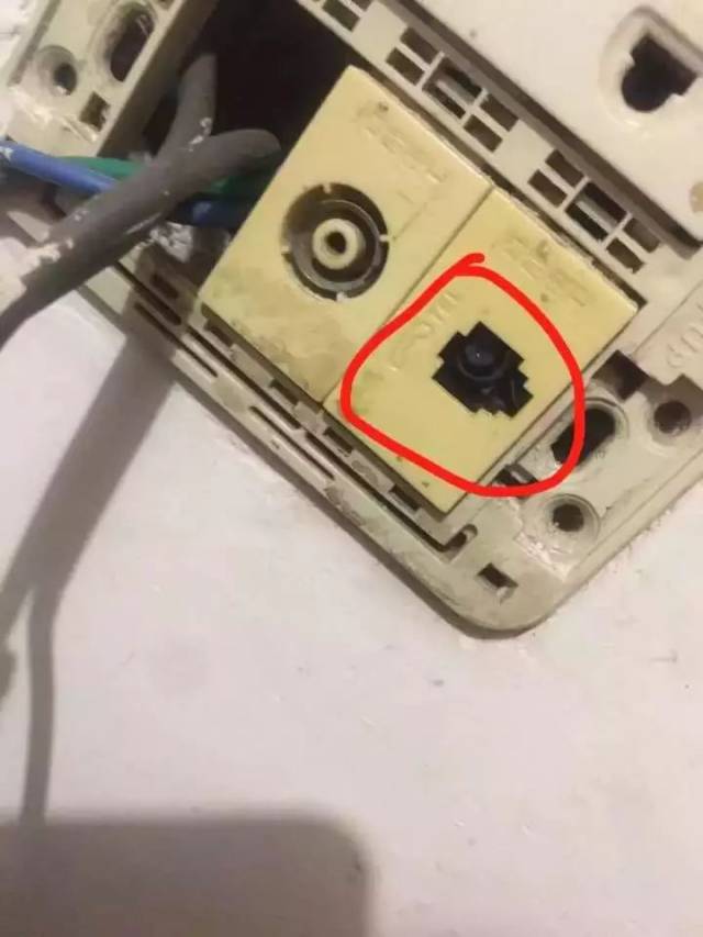 单身女孩凌晨3点报警:房里有针孔摄像头!房东还向她发