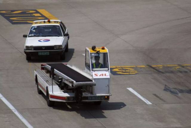 行李传送车是用于飞机装卸行李,包裹及邮件等货物的专用设备,一般会