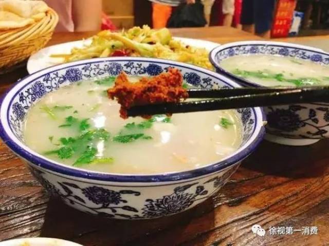 在徐州,喝羊肉汤不放辣油,总感觉缺点什么,这辣油,香而不辣,反而把汤