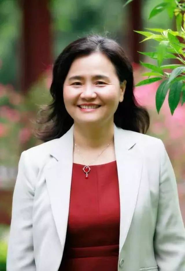 进京任职后余艳红专程看望慰问了屠呦呦