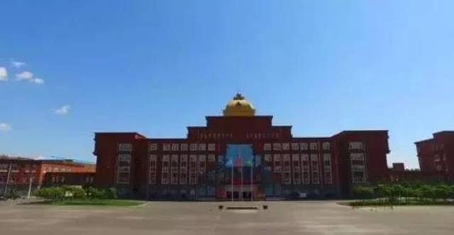 大庆第一中学始建于1961年,位于黑龙江省大庆市龙南地区,是大庆石油