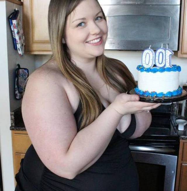 她本来就很胖了,却还要增肥100斤,还特意订制蛋糕庆祝
