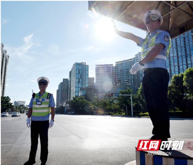 烈日下的劳动者:湘潭交警经历"烤"验