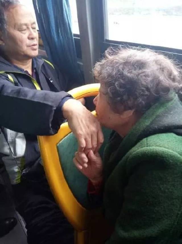 06  爷爷出院时, 非要 喊奶奶过来亲一口, 奶奶笑着骂爷爷老不正经
