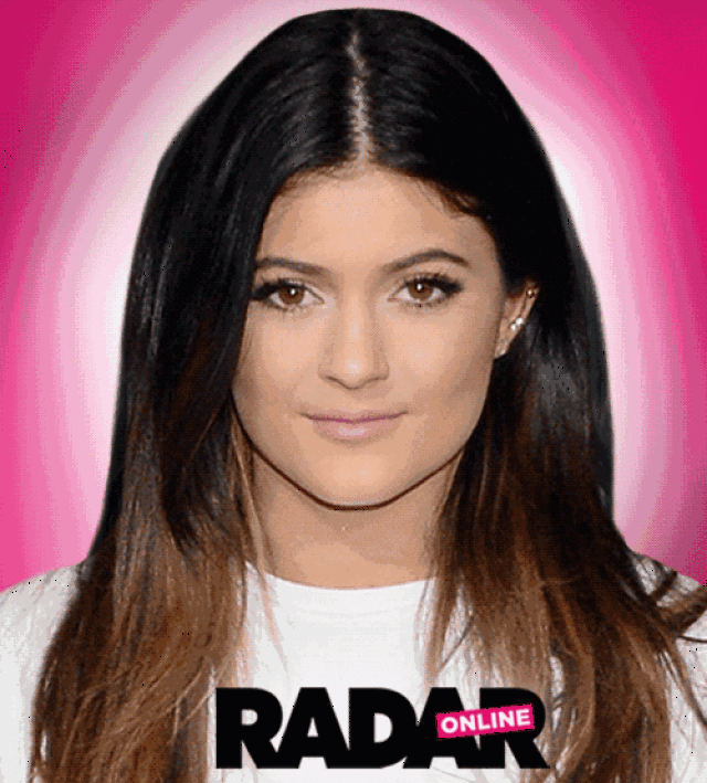 kylie jenner:离奇有钱,又离奇地把厚嘴唇变薄