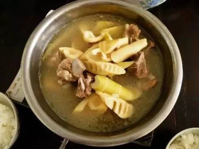 "竹笋炖排骨"的精华 就在于那一锅鲜美到极致的汤 这道菜的原料必须