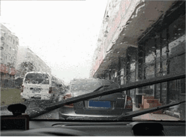 还是因为碰撞的惯性导致不小心打开了雨刮器开关?
