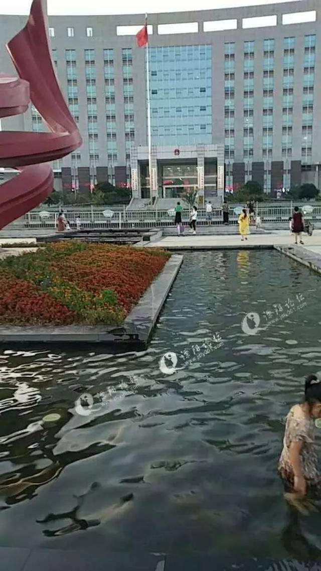 溧阳上兴一香烟店被"搬空"后的48小时◇上兴镇政府门口喷泉池多人"