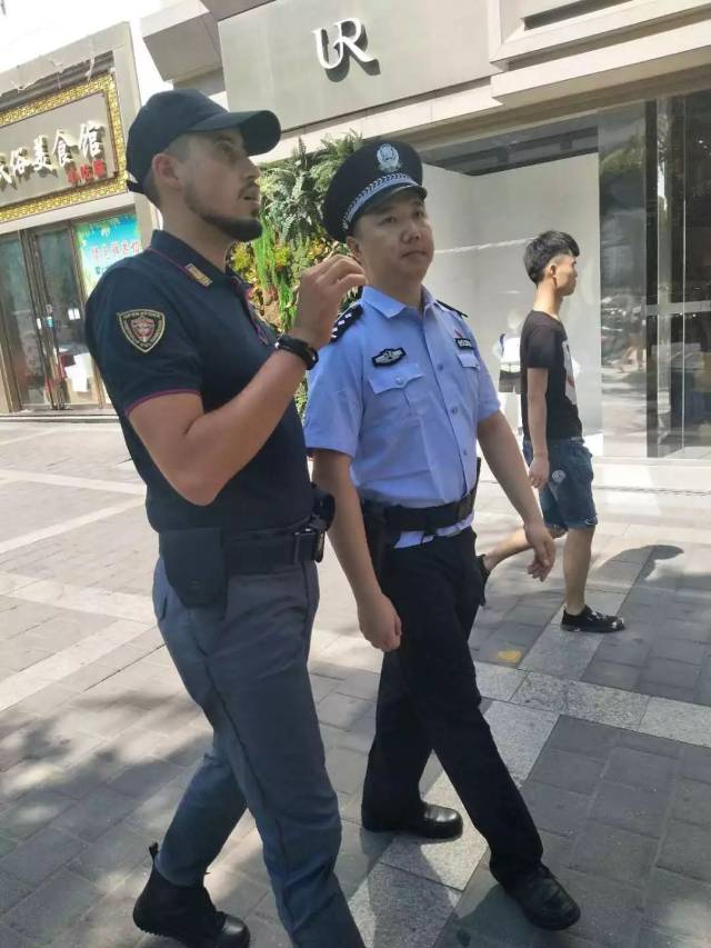 他们身着意大利警服 和2名西安民警一起列队行进 什么时候开始 咱