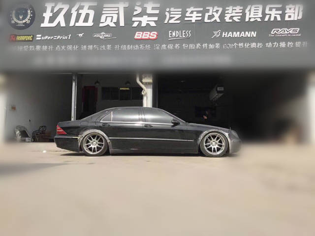 容颜易老心不老 老奔驰s320蝴蝶奔又名千禧奔改装气动避震玩最时尚的