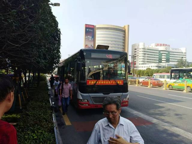 "老公交车"里蒸桑拿,"新空调车"却遥遥无期 炎炎夏日