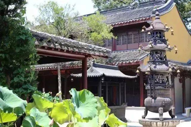 永慧禅寺位于蟠螭山顶,又名石壁精舍,石壁寺,曾名憨山寺.