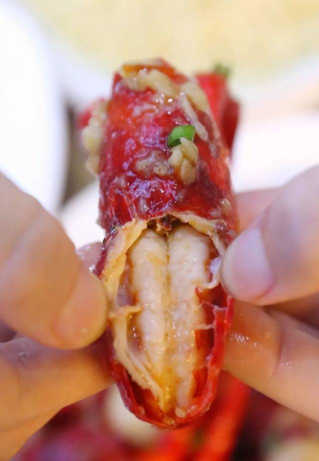 吸了虾头,自然不能错过虾膏,丝滑清甜,仿佛滑入口中一口小龙虾巧克力.