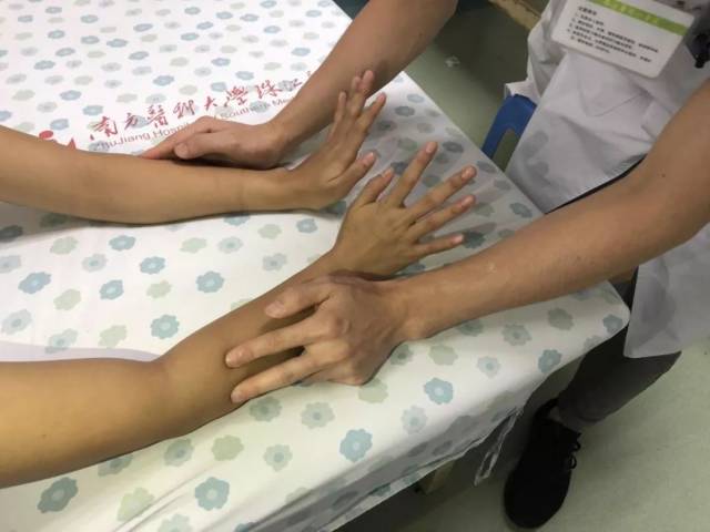 按压肱骨外上髁压痛点,做伸肘无阻力和轻微抗阻活动,疼痛无变化 按压