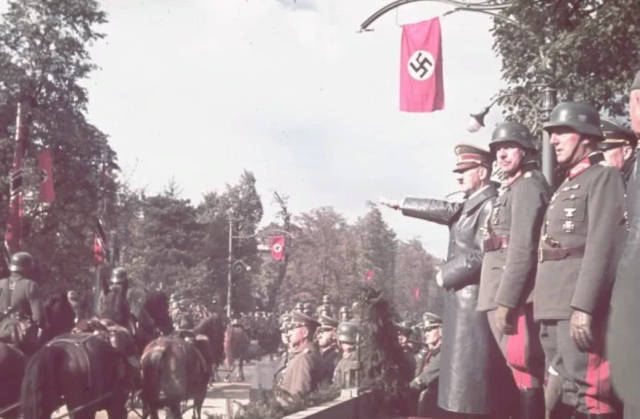 二战彩色老照片,希特勒在华沙进行胜利阅兵,只