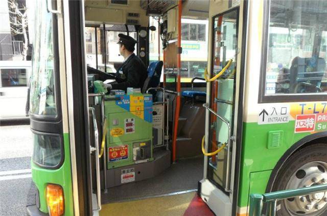 车300:日本的公共交通是多么人性化?看他们如何乘公交
