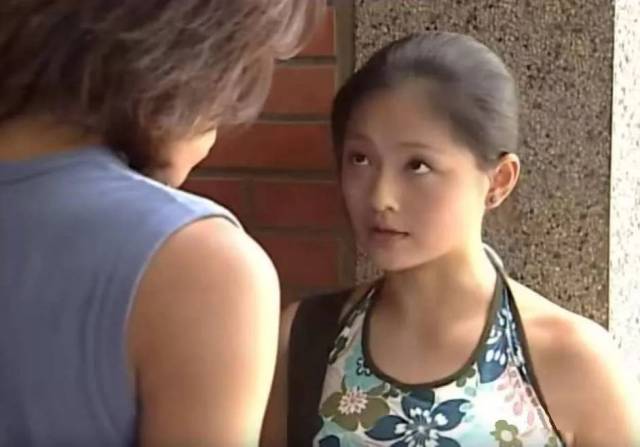 清新自然的大s就像邻家小妹妹,非常符合草根杉菜的人设.