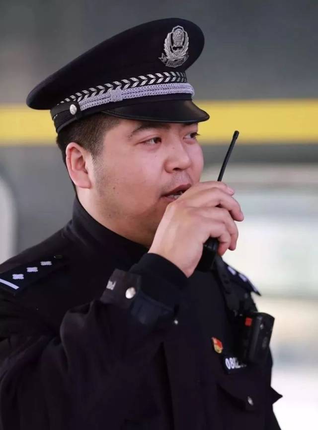 2005年,警服又迎来了一次小改款,公安部将99式警服的铁灰色衬衫换成