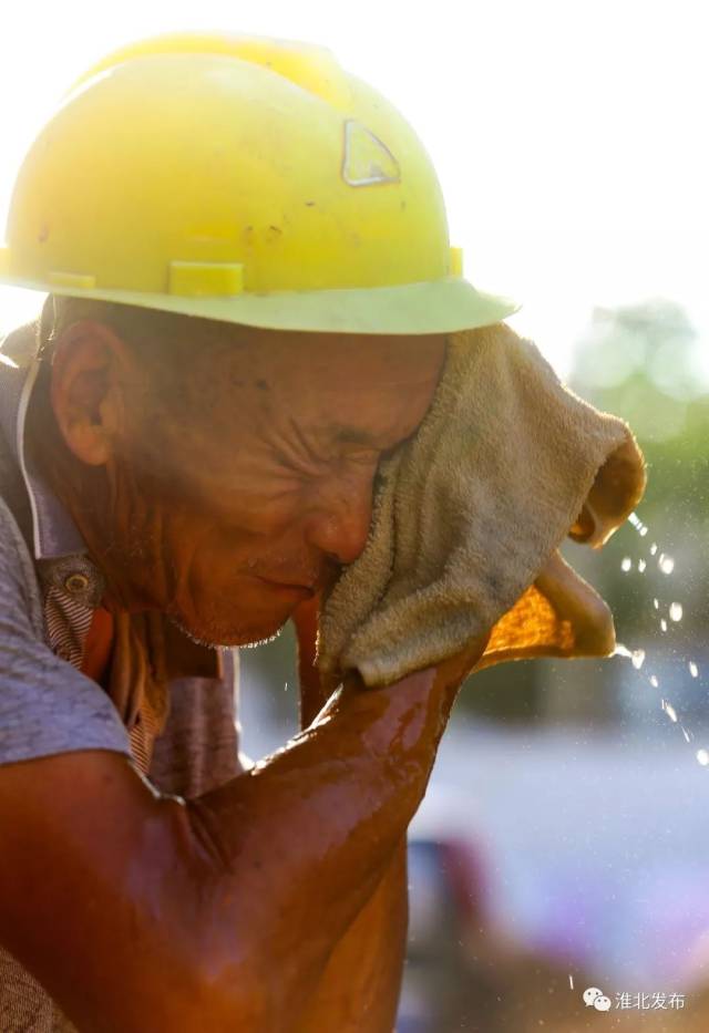 相山区三堤口朱庄社区老旧小区改造项目工地上 ,工人挥汗如雨.